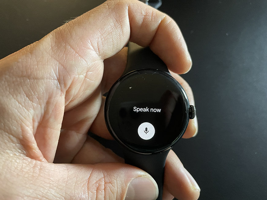 Man sieht Google Assistant auf der Pixel Watch.